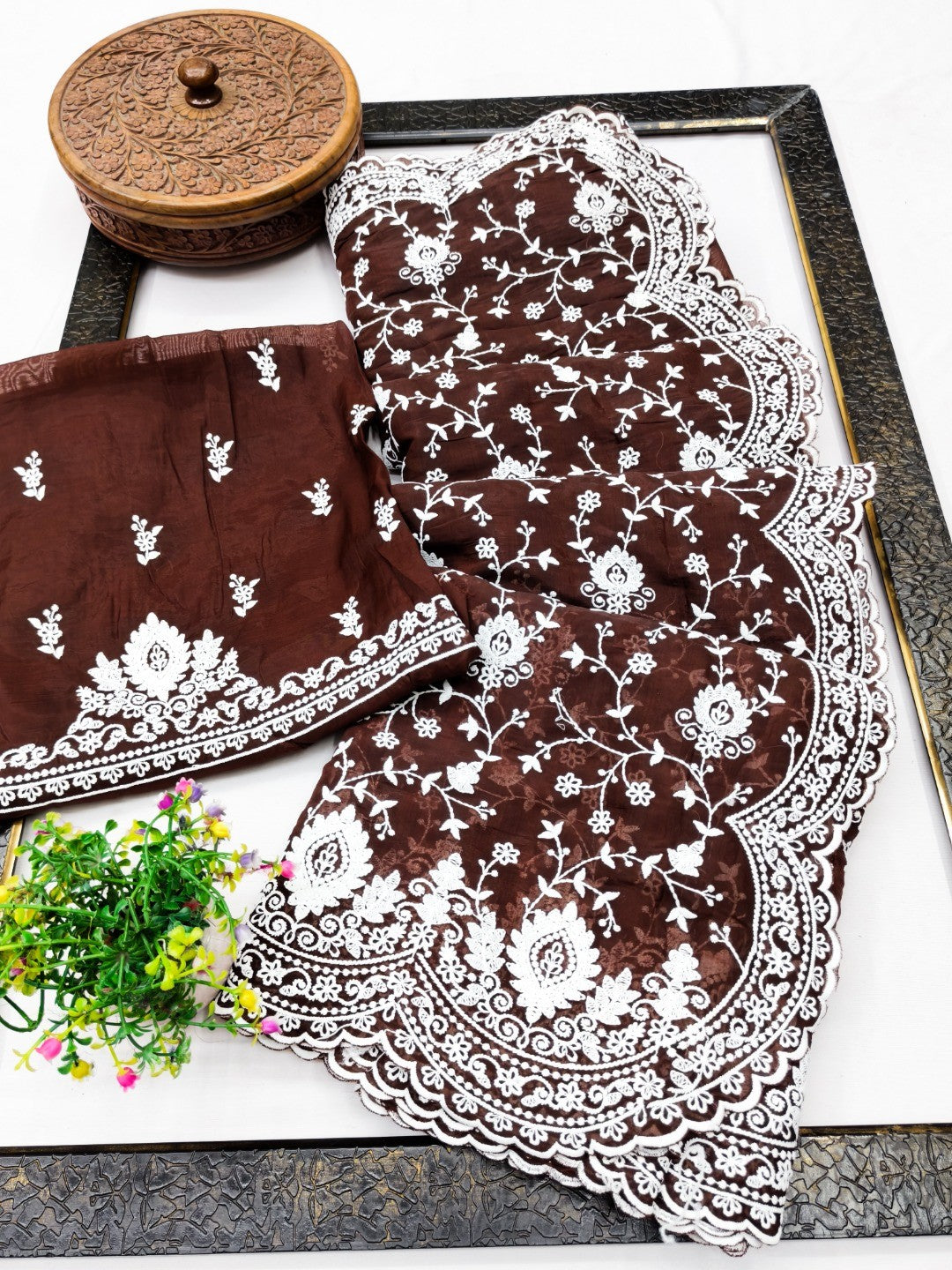 Peachmode Brown Floral Embroidered Mul Chanderi Saree - Image 3