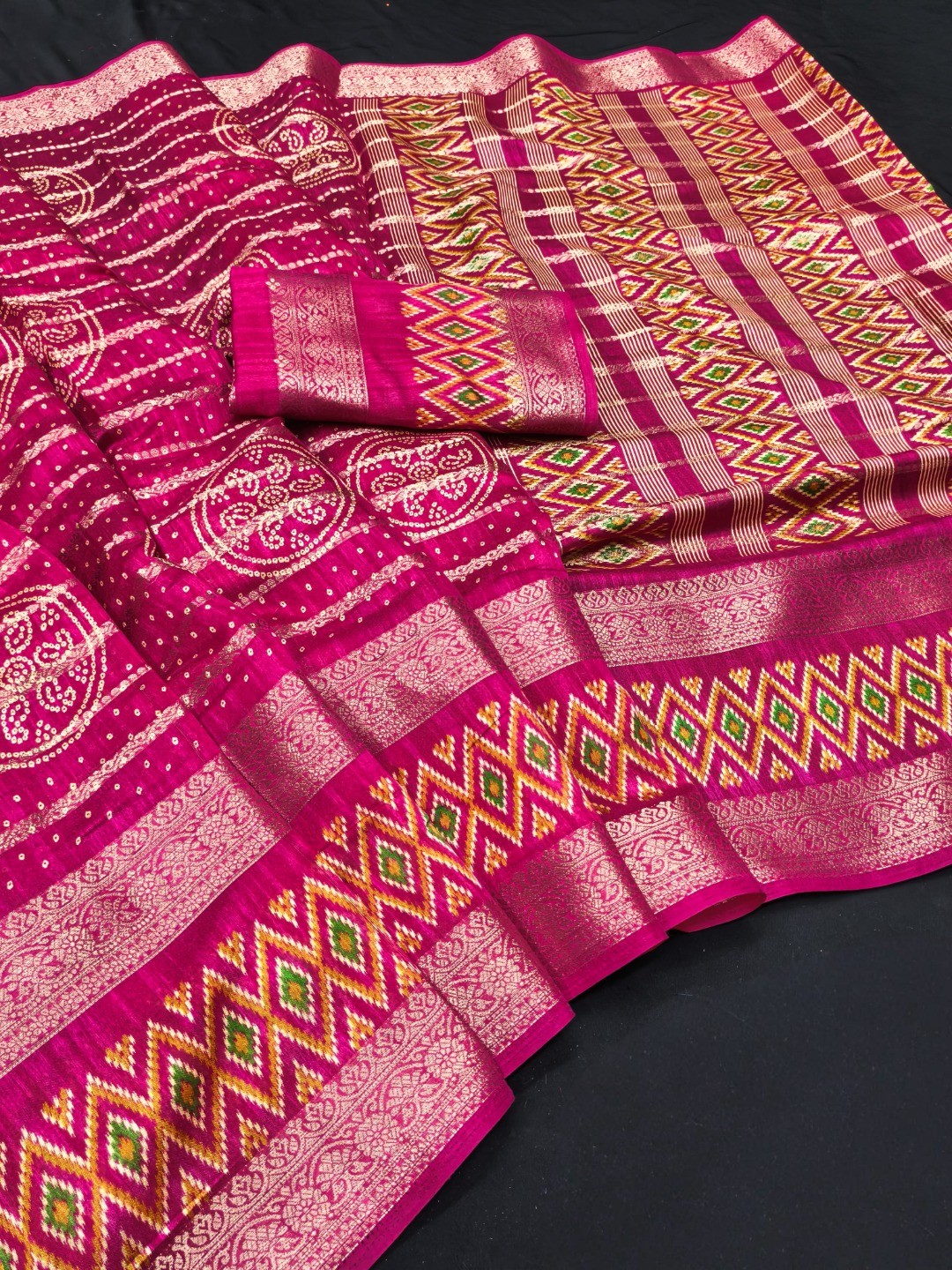 Peachmode Magenta Bandhani Art Silk Saree - Image 3