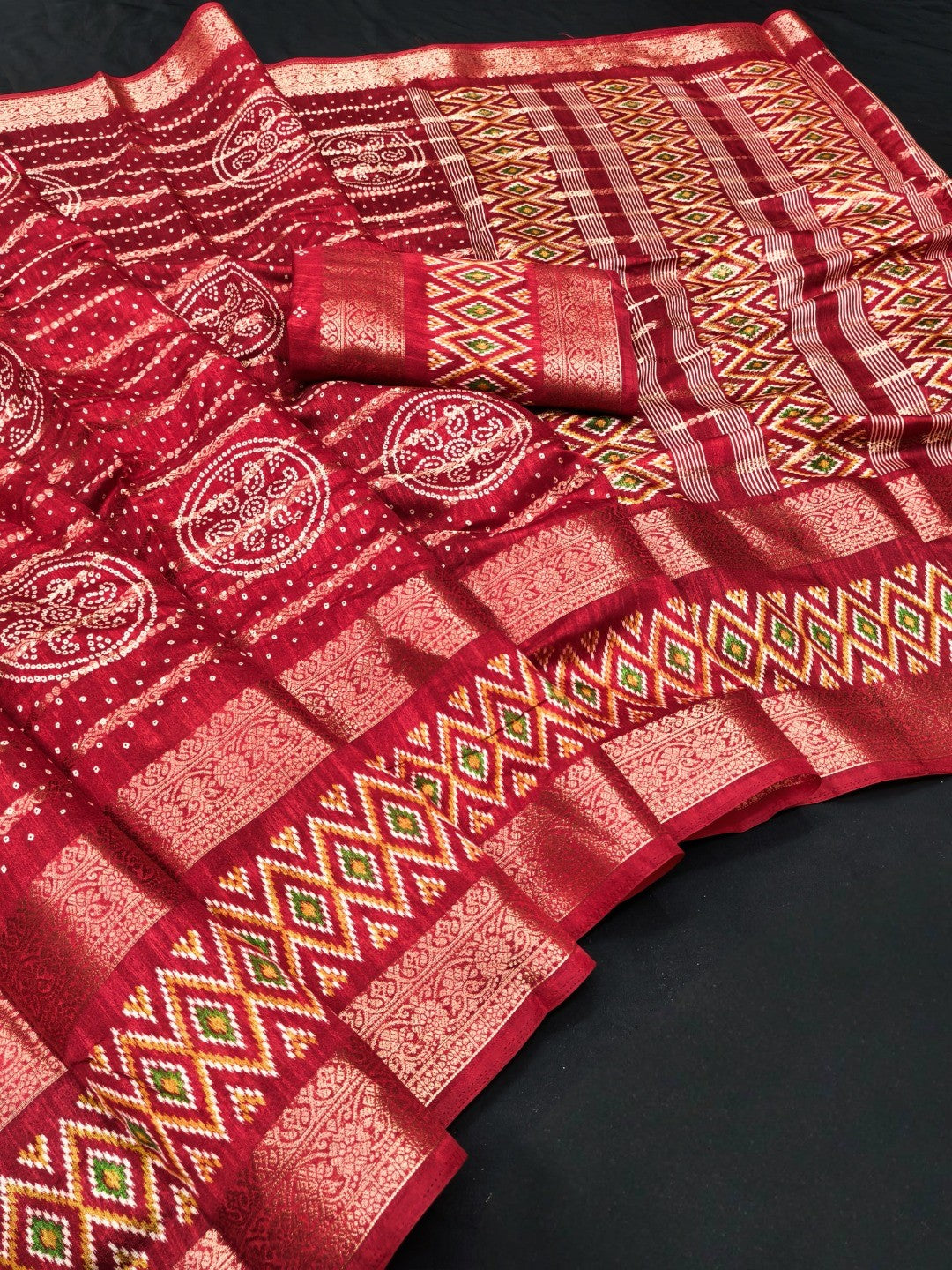 Peachmode Red Bandhani Art Silk Saree - Image 2