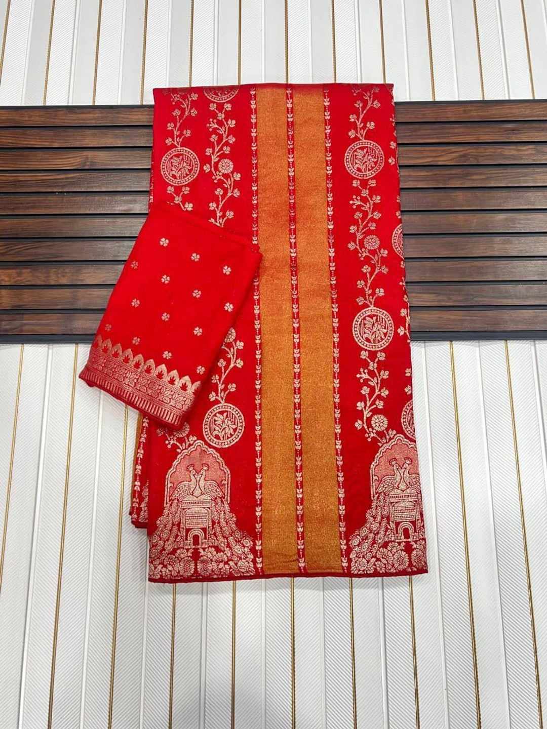 Peachmode Red Georgette Zari Woven Saree - Image 3