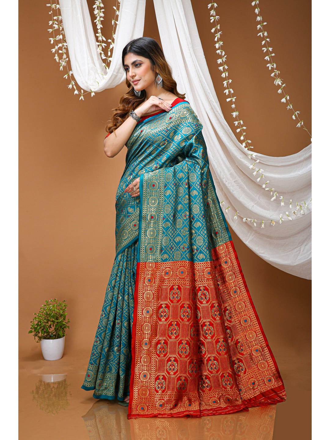 Peachmode Ferozi Jacquard Woven Kanchipuram Silk Saree - Image 2