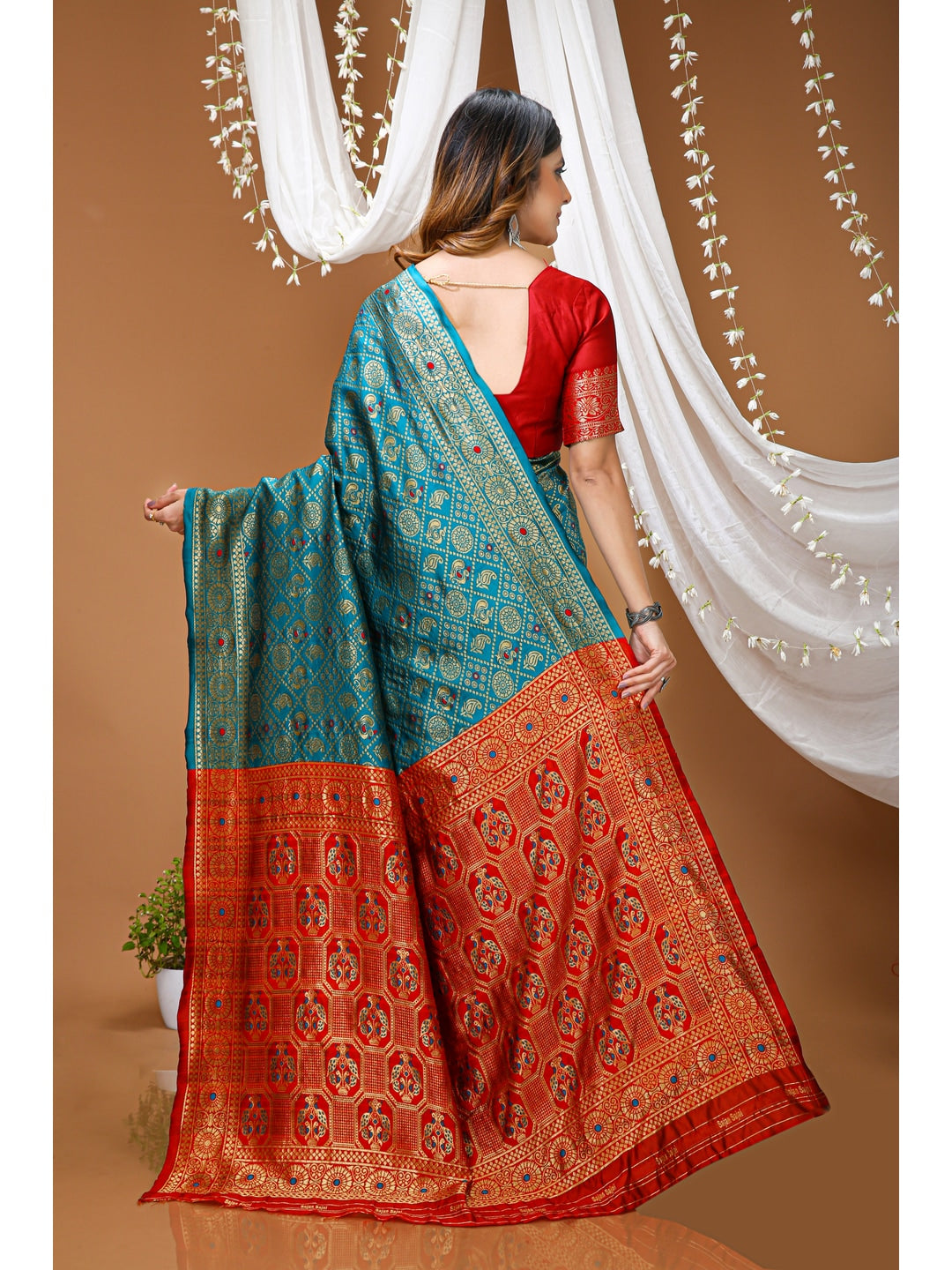 Peachmode Ferozi Jacquard Woven Kanchipuram Silk Saree - Image 3