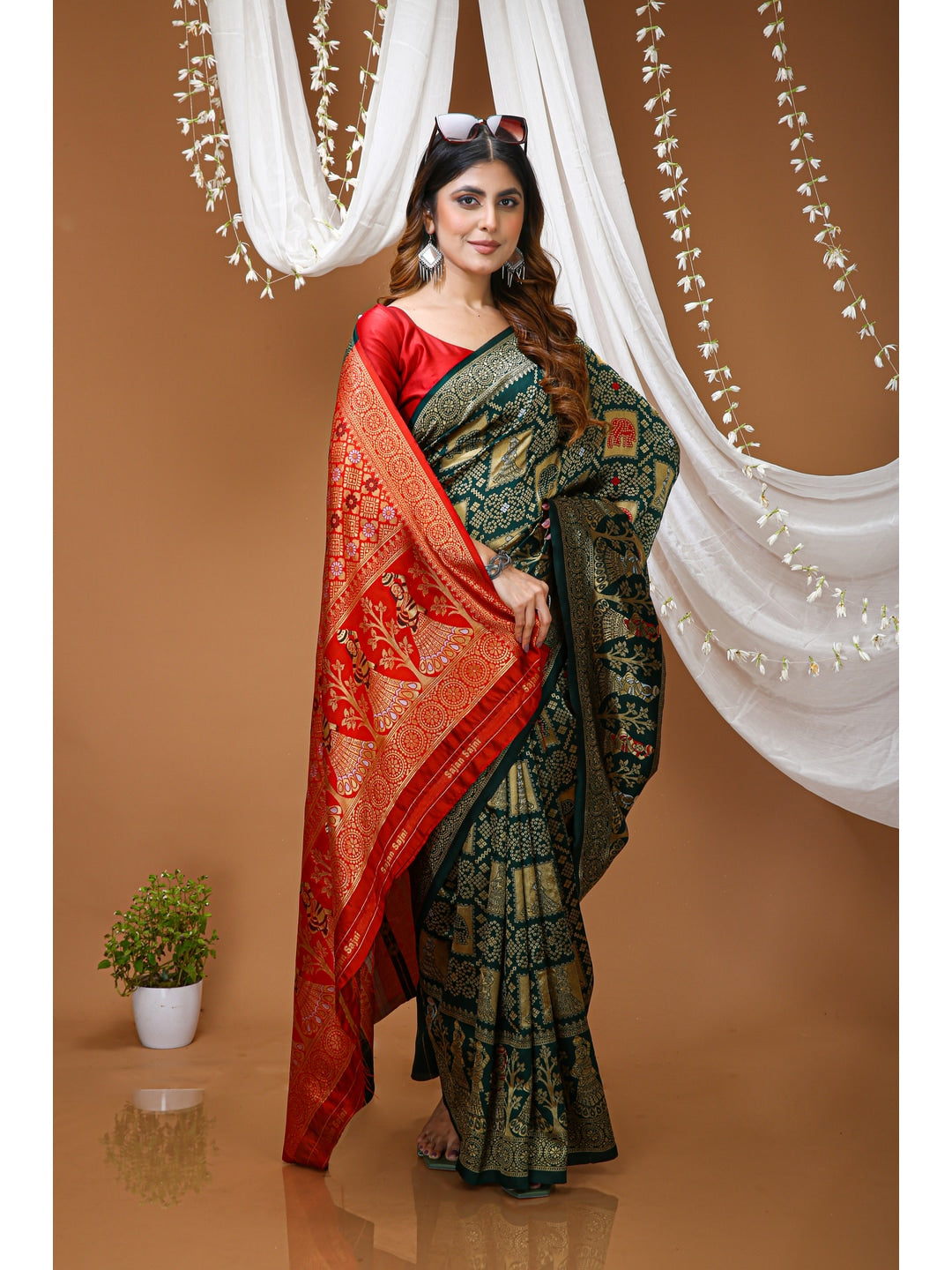 Peachmode Green Jacquard Woven Soft Lichi Silk Kanchipuram Saree - Image 4