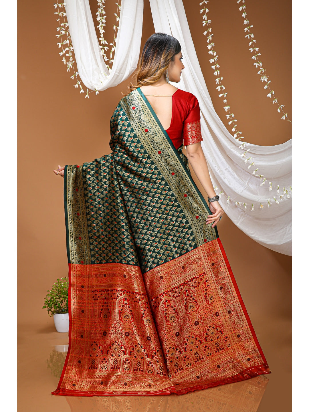 Peachmode Green Jacquard Woven Soft Silk Kanchipuram Saree - Image 3