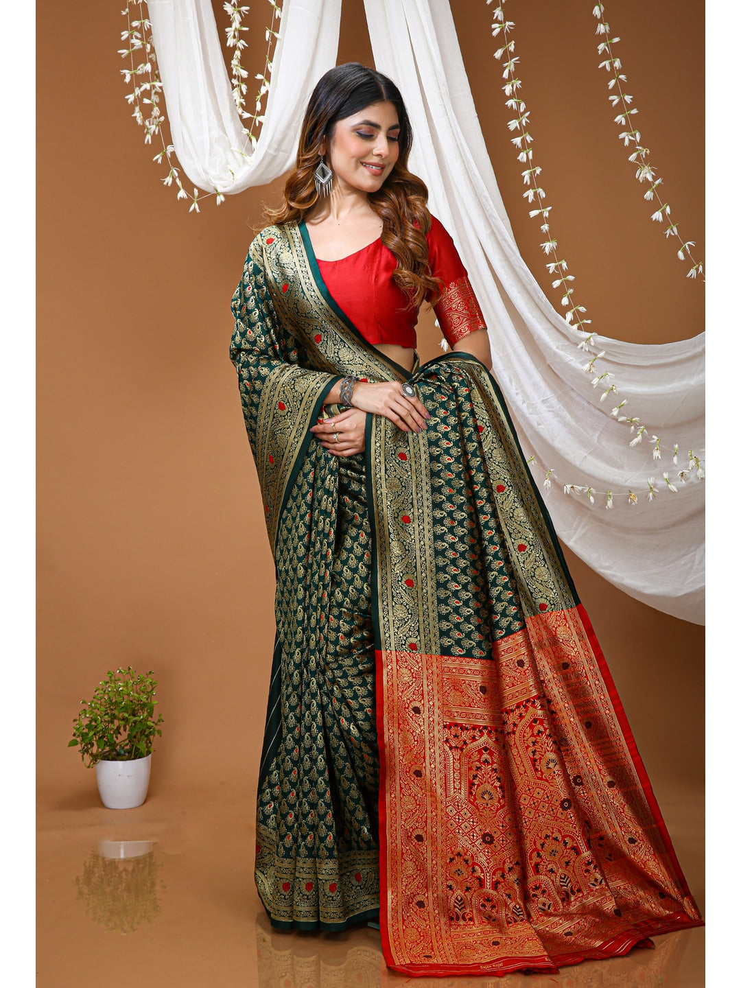 Peachmode Green Jacquard Woven Soft Silk Kanchipuram Saree - Image 4