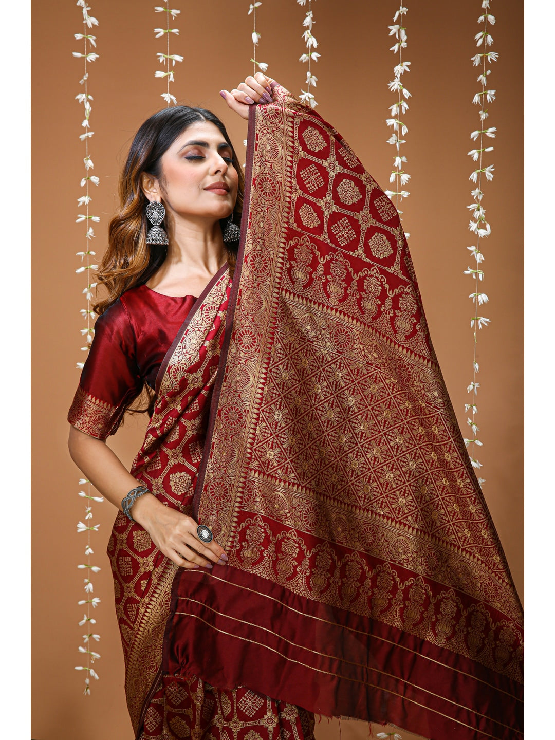 Peachmode Maroon Traditional Motif Soft Lichi Silk Saree - Image 5