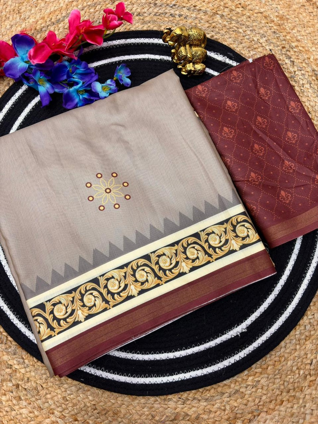 Peachmode Taupe Digital Printed Mul Cotton Saree - Image 2