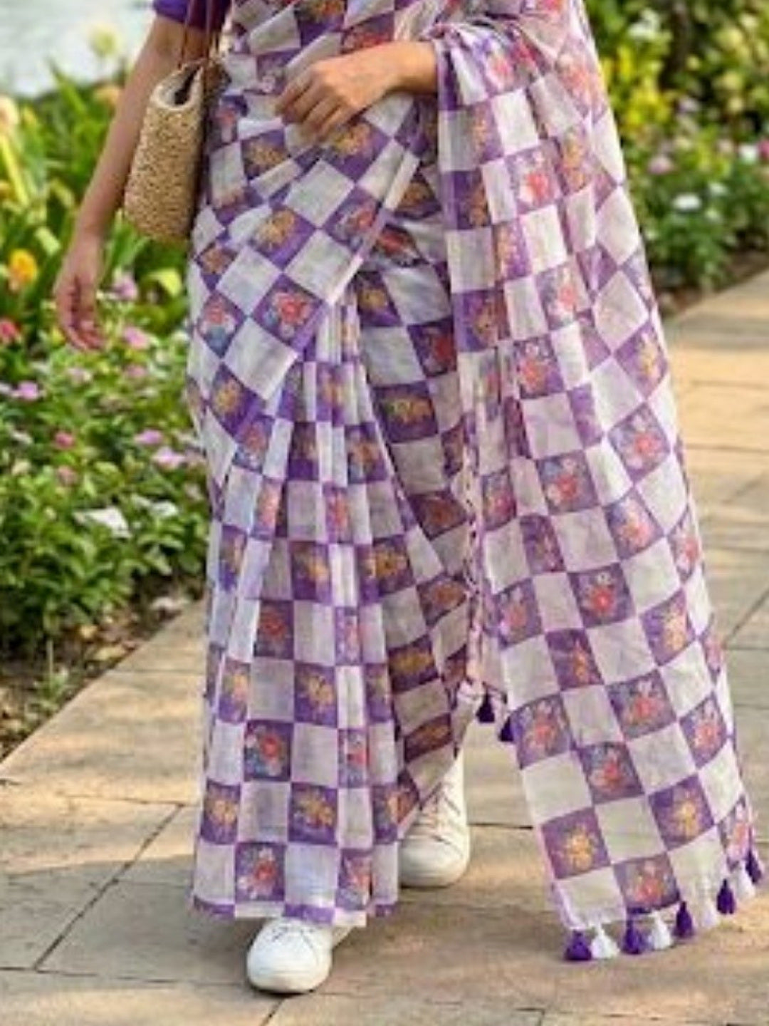 Elegant Purple Checked Linen Saree with Floral Print - Image 2