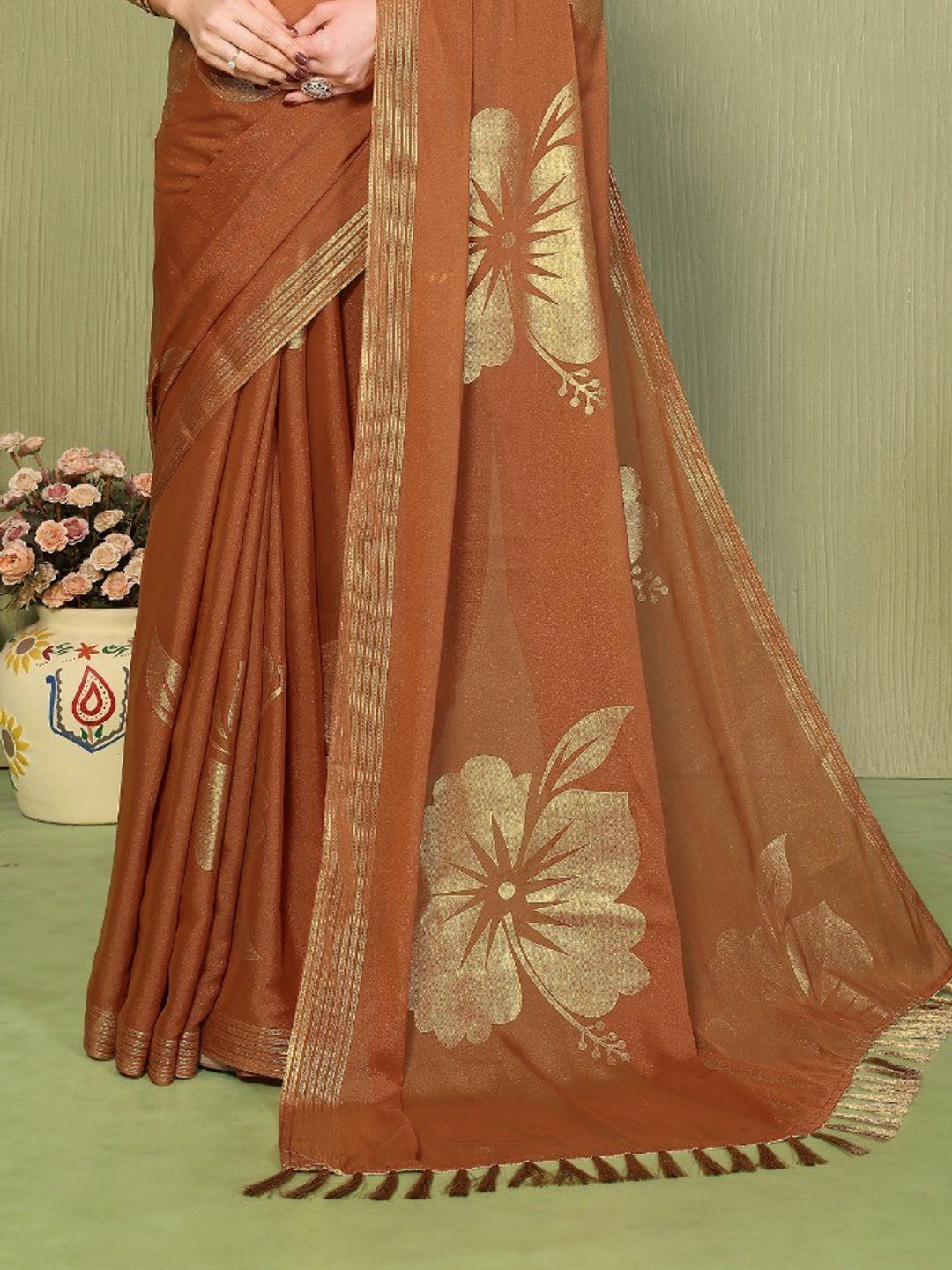 Elegant Brown Georgette Saree Adorned With Floral Foil Print & Rich Zari Border With Tassel Pallu - Image 2