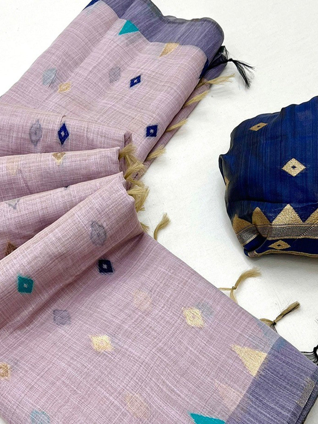 Elegant Lavender Cotton Blend Saree with Geometric Woven Design in Jamdani Style - Image 3