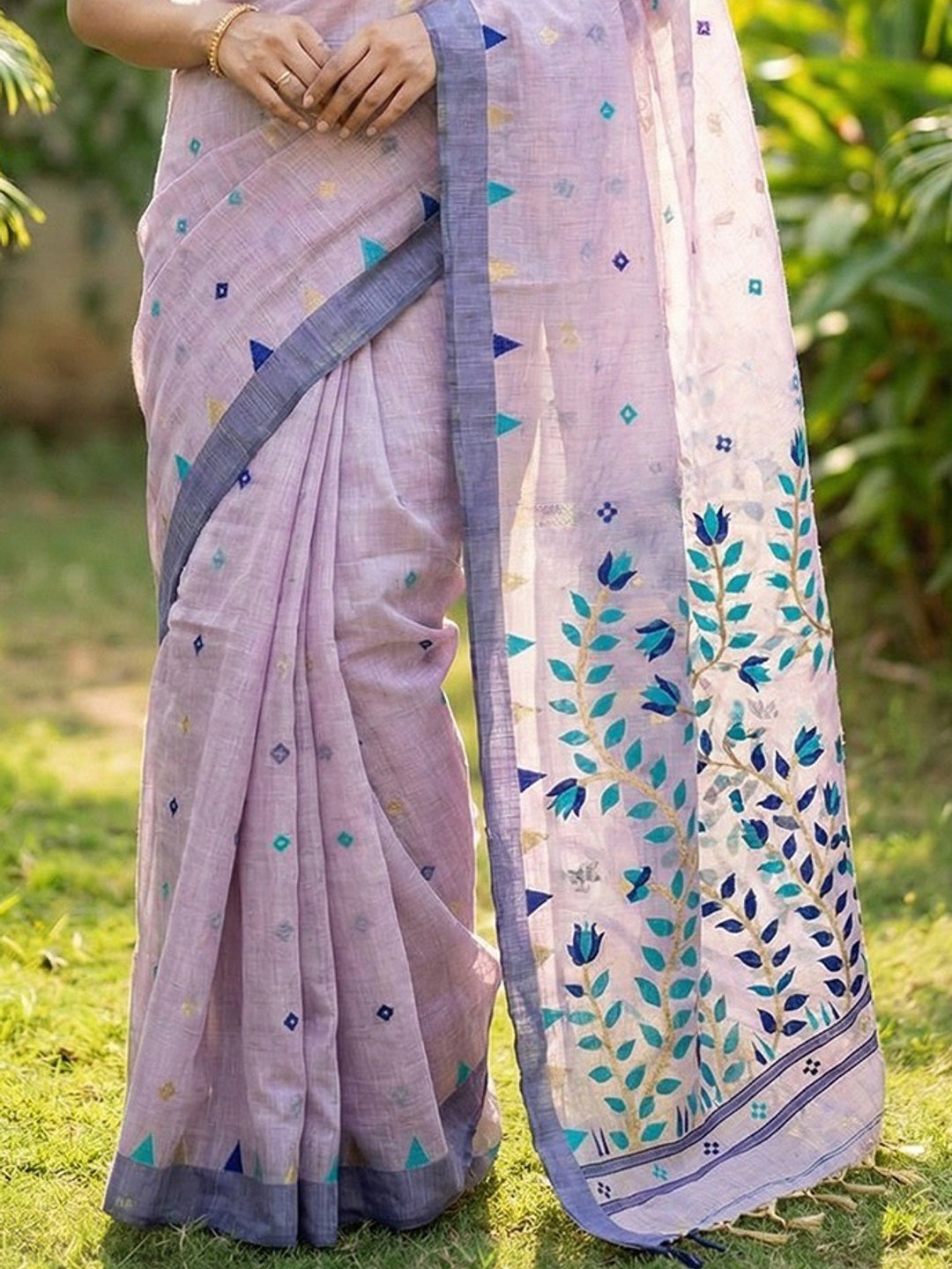 Elegant Lavender Cotton Blend Saree with Geometric Woven Design in Jamdani Style - Image 4