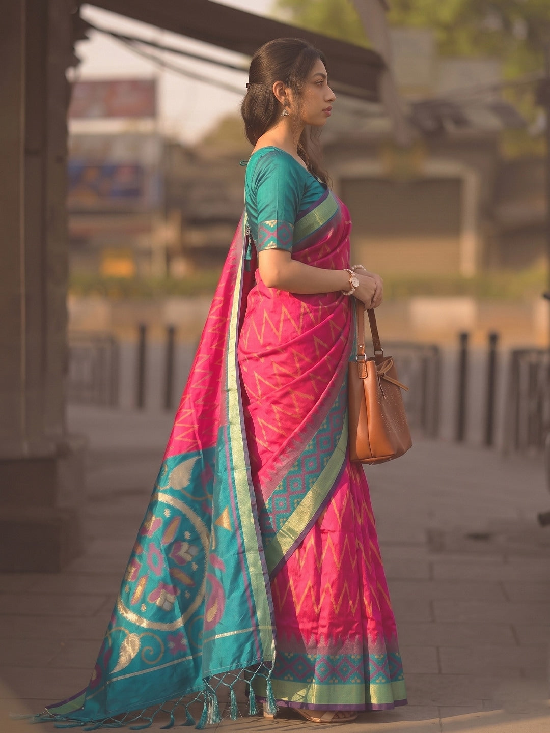 Peachmode Rani Pink Soft Silk Woven Saree - Image 3