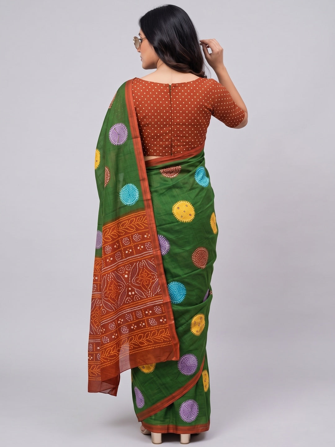 Elegant Green Geometric Printed Mulmul Cotton Saree With Bandhani Inspired Pallu Work - Image 2