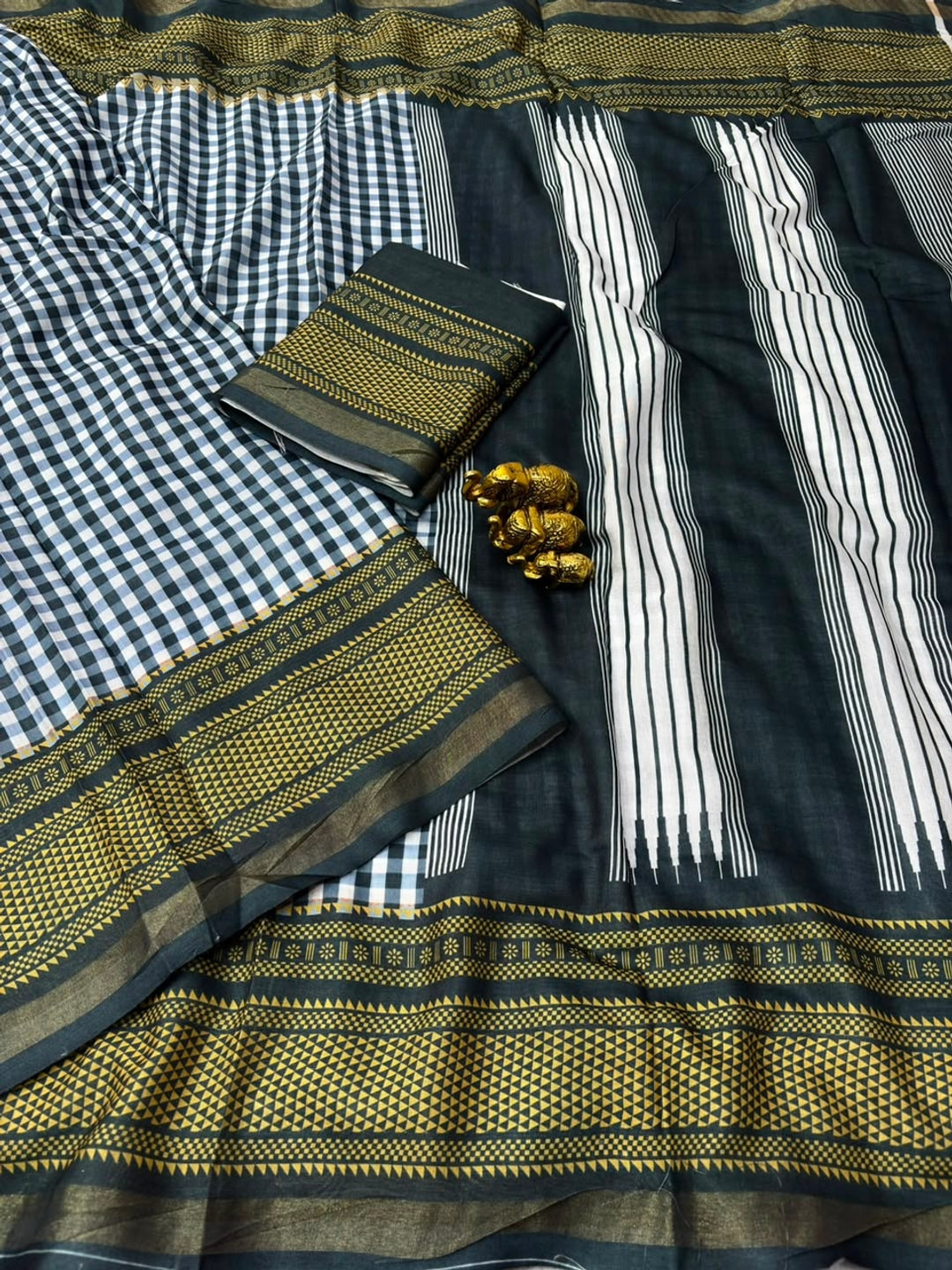 Peachmode Black Checkered Mul Cotton Saree - Image 2