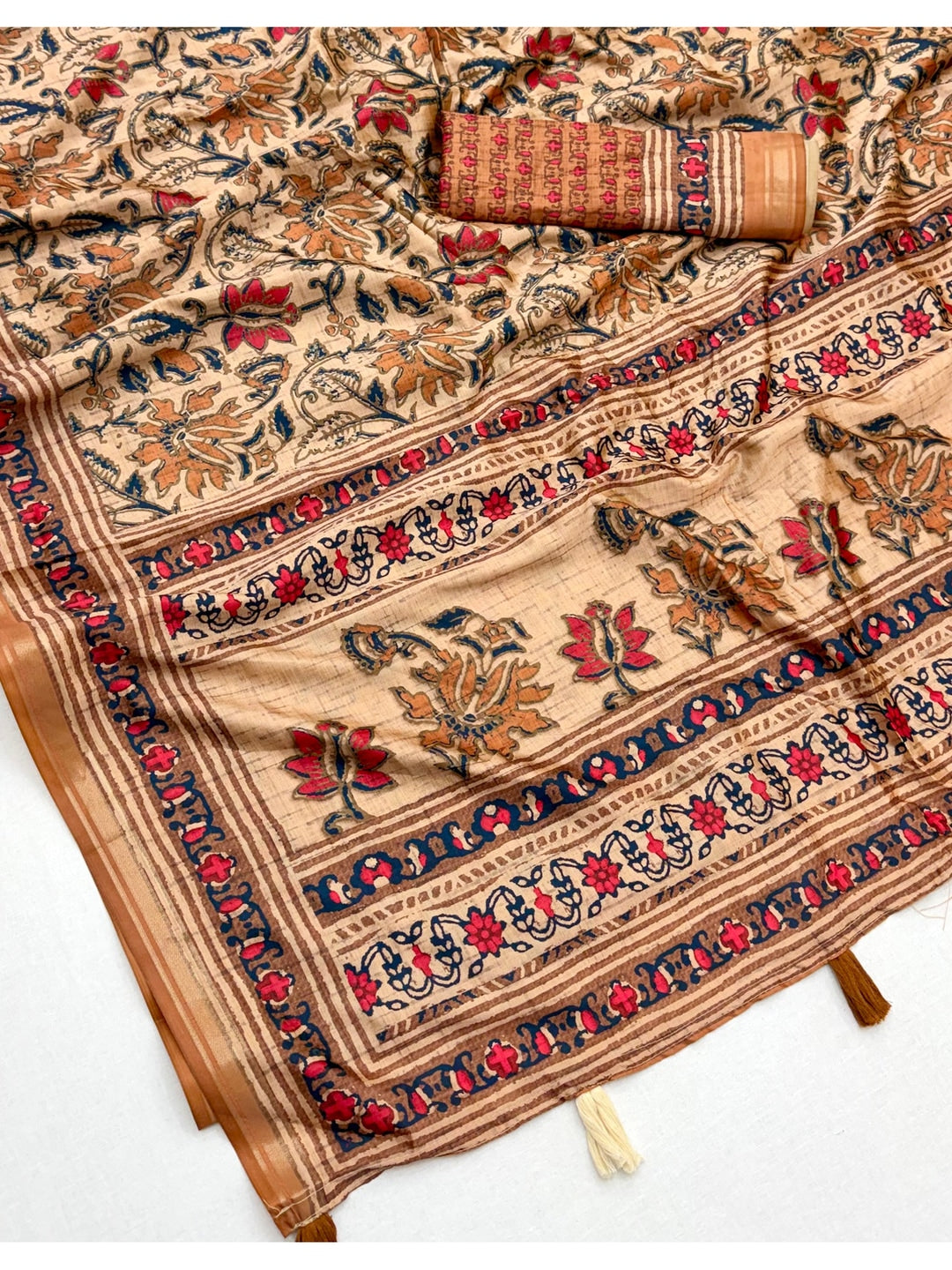 Peachmode Beige Kalamkari Floral Printed Art Silk Saree - Image 4
