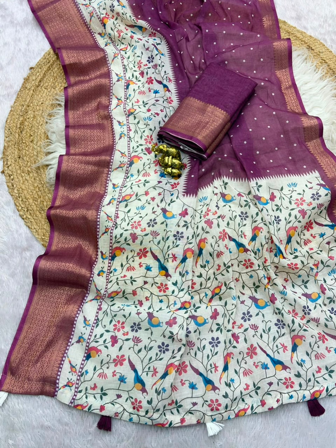 Peachmode Wine Kalamkari Print Linen Saree With Zari Patta - Image 3