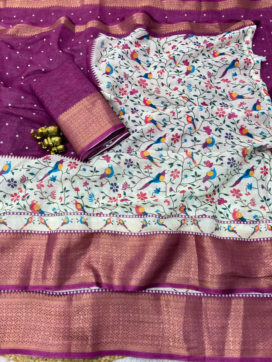 Peachmode Wine Kalamkari Print Linen Saree With Zari Patta - Image 4