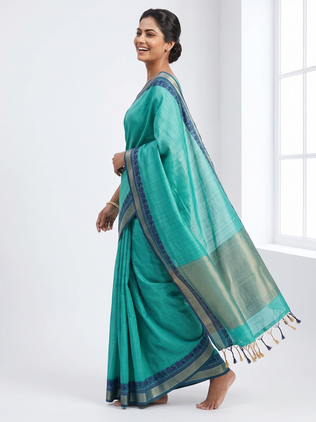 Turquoise Pure Handloom Silk Saree with an Elegantly Woven Jacquard Border - Image 4