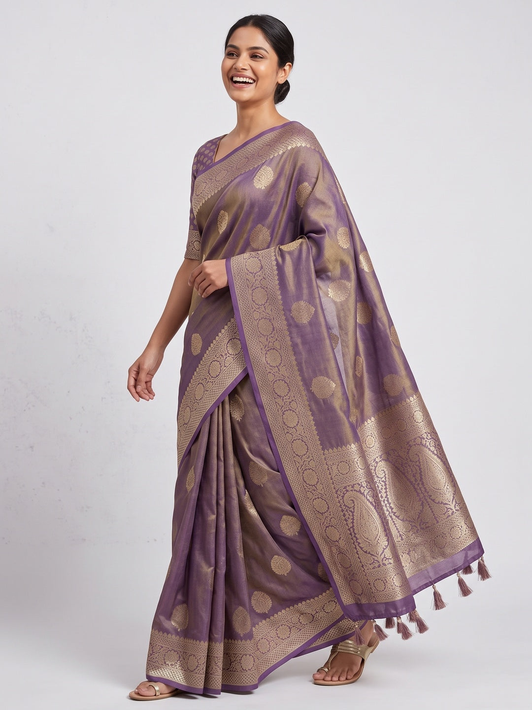Lavender Pure Banarasi Silk Saree Adorned with Intricate Zari Butti Woven Detailing - Image 5