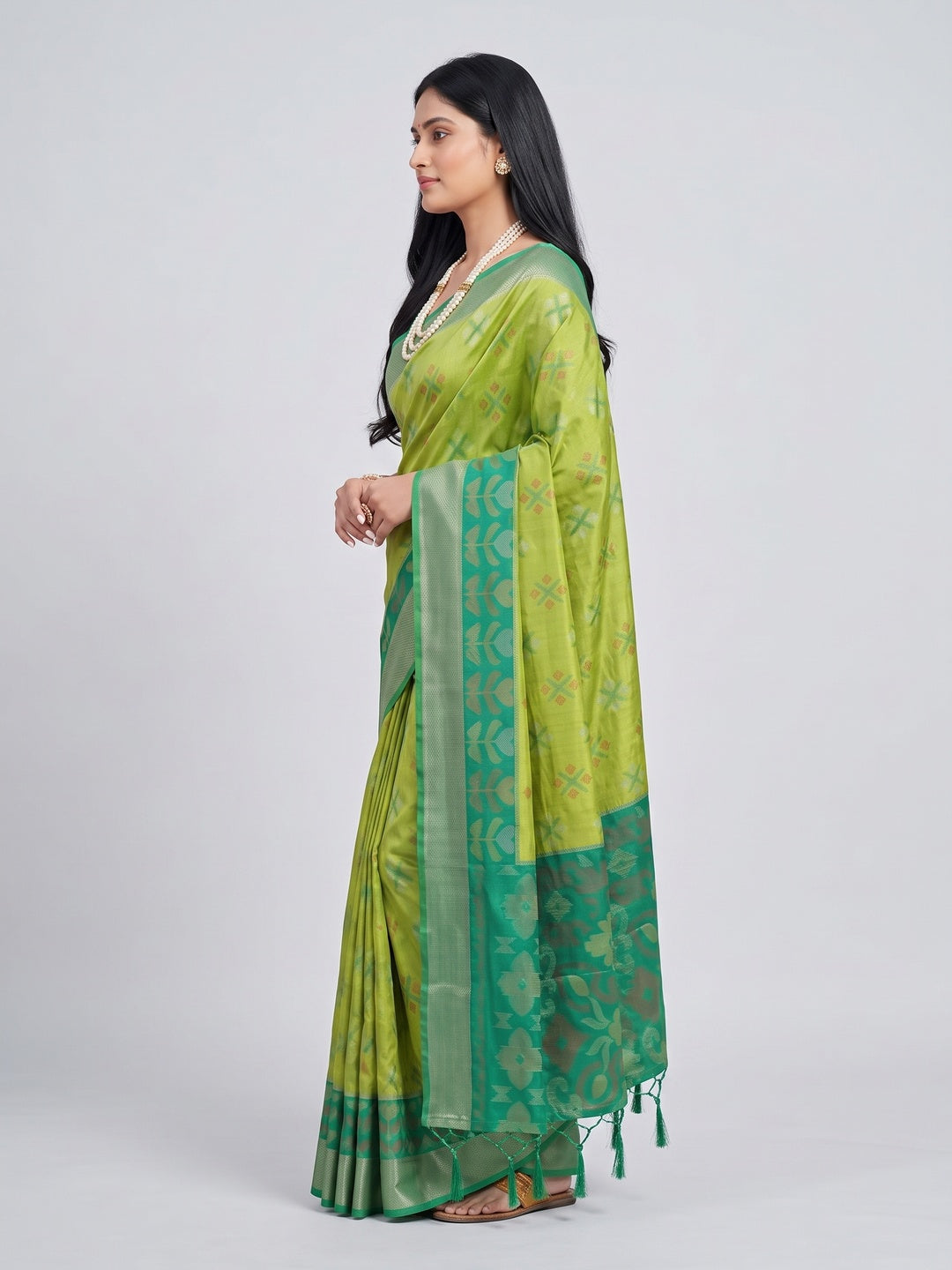 Radiant Green Silk Blend Saree Featuring Intricate Zari Weaving & Tassel Pallu - Image 3
