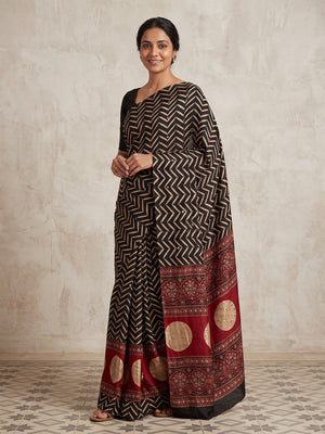 Peachmode Black Red Chevron Print Crepe Silk Saree - Image 1