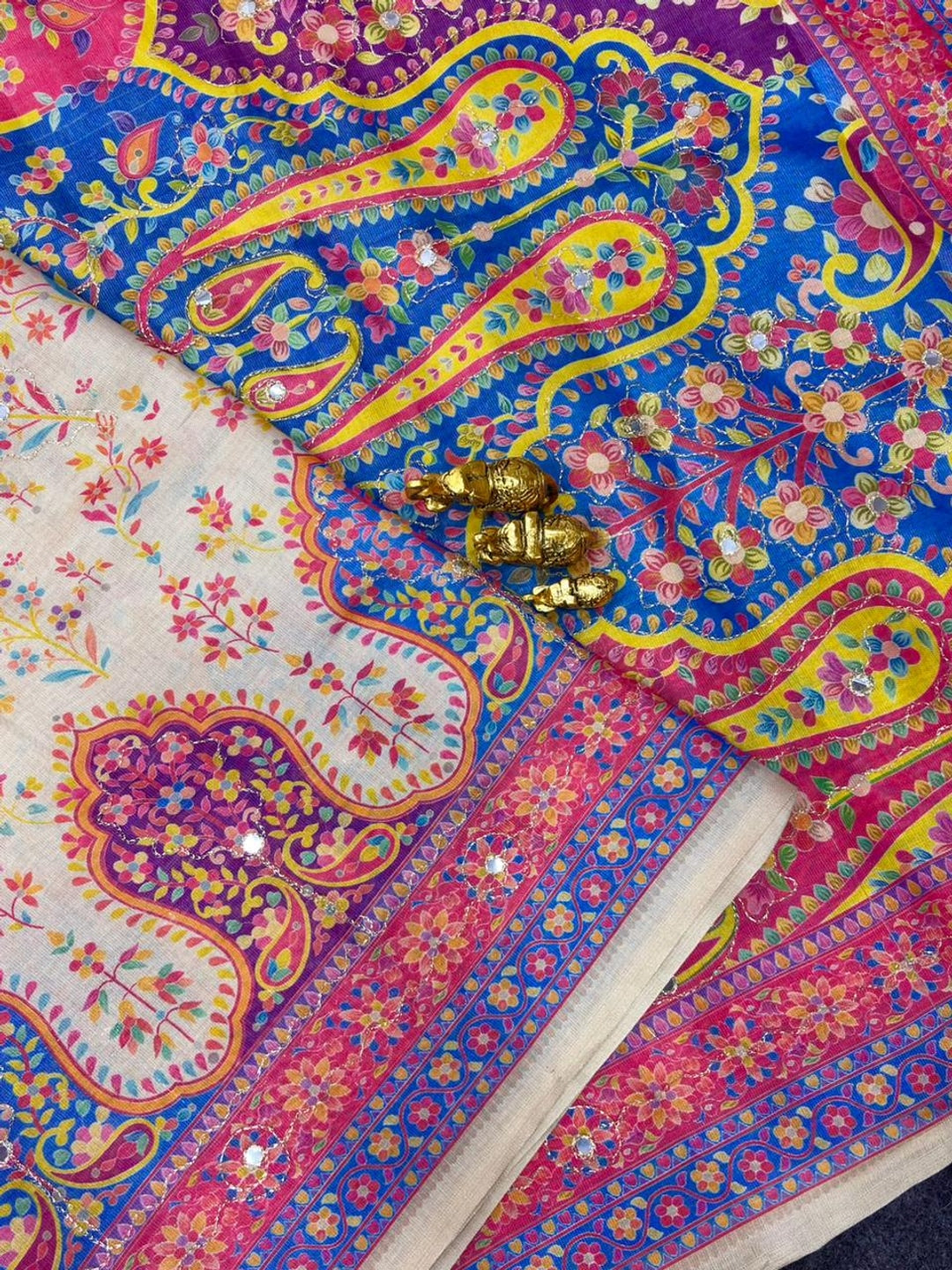 Peachmode Cream Paisley Printed Erod Silk Saree With Mirror Work - Image 4
