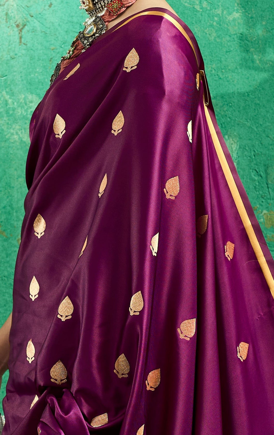 Peachmode Magenta Satin Handloom Woven Saree - Image 2