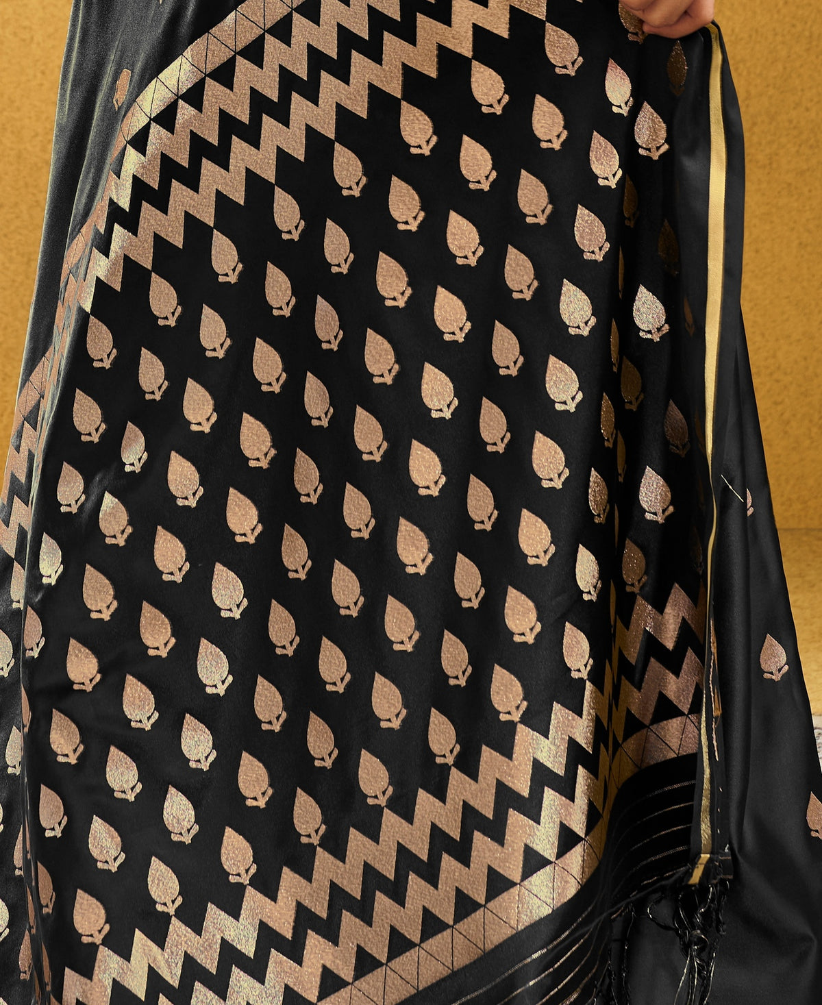Peachmode Black Satin Handloom Woven Saree - Image 4