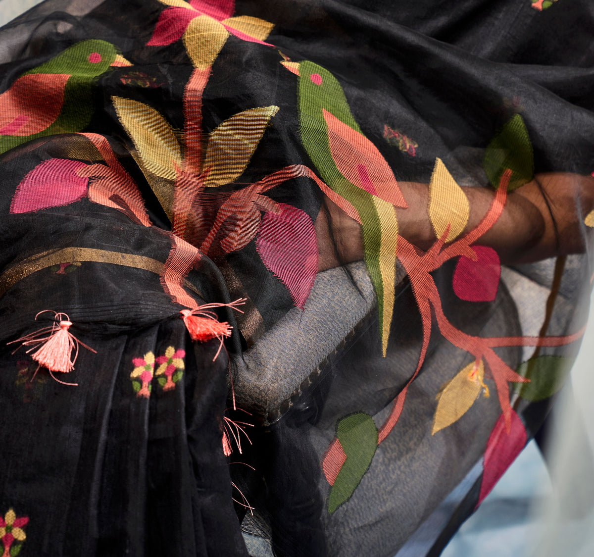 Peachmode Black Munga Cotton Handloom Woven Saree - Image 4