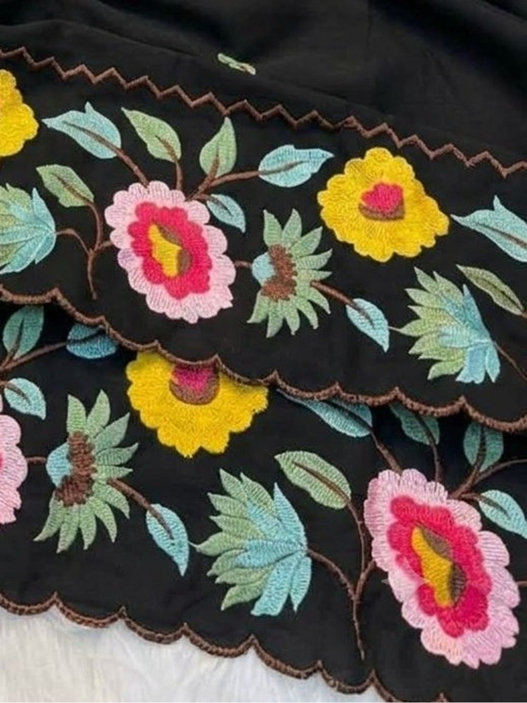 Peachmode Black Floral Embroidered Georgette Saree - Image 3
