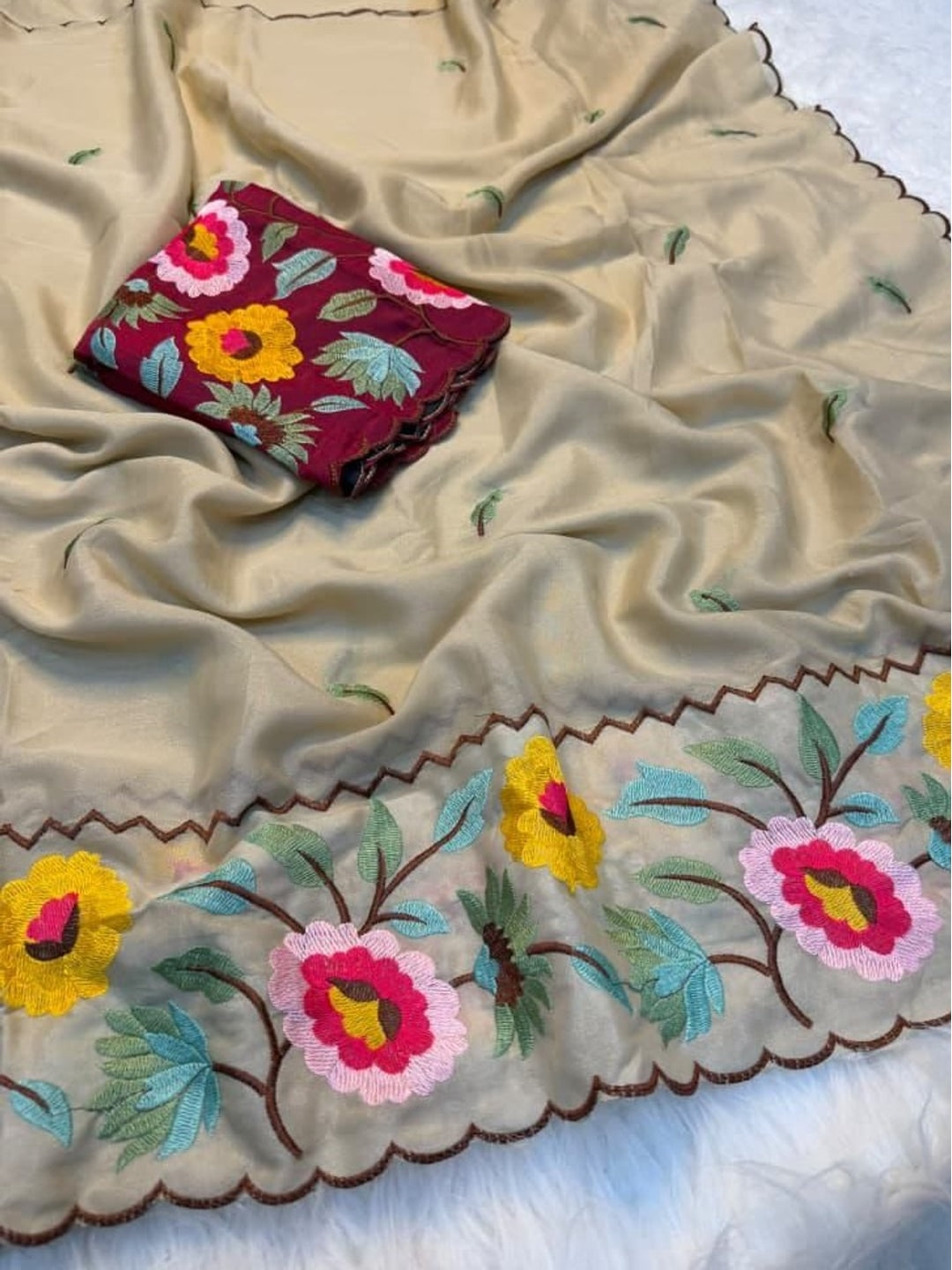 Peachmode Beige Floral Embroidered Georgette Saree - Image 3