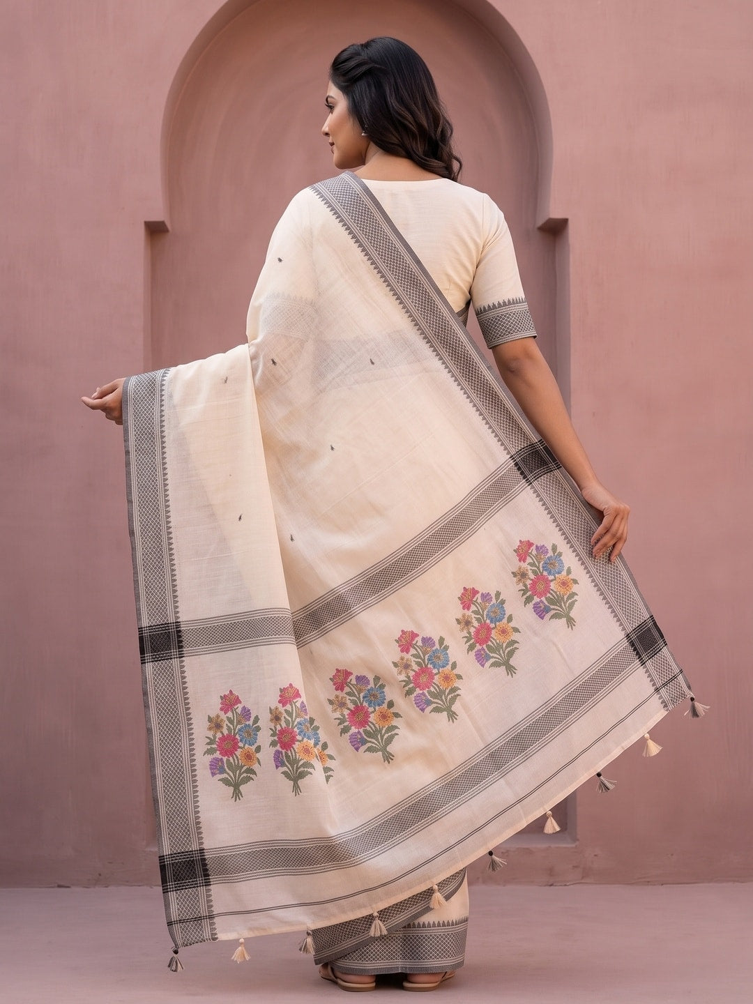 Peachmode Cream Jamdani Cotton Woven Saree with Floral Pallu - Image 4