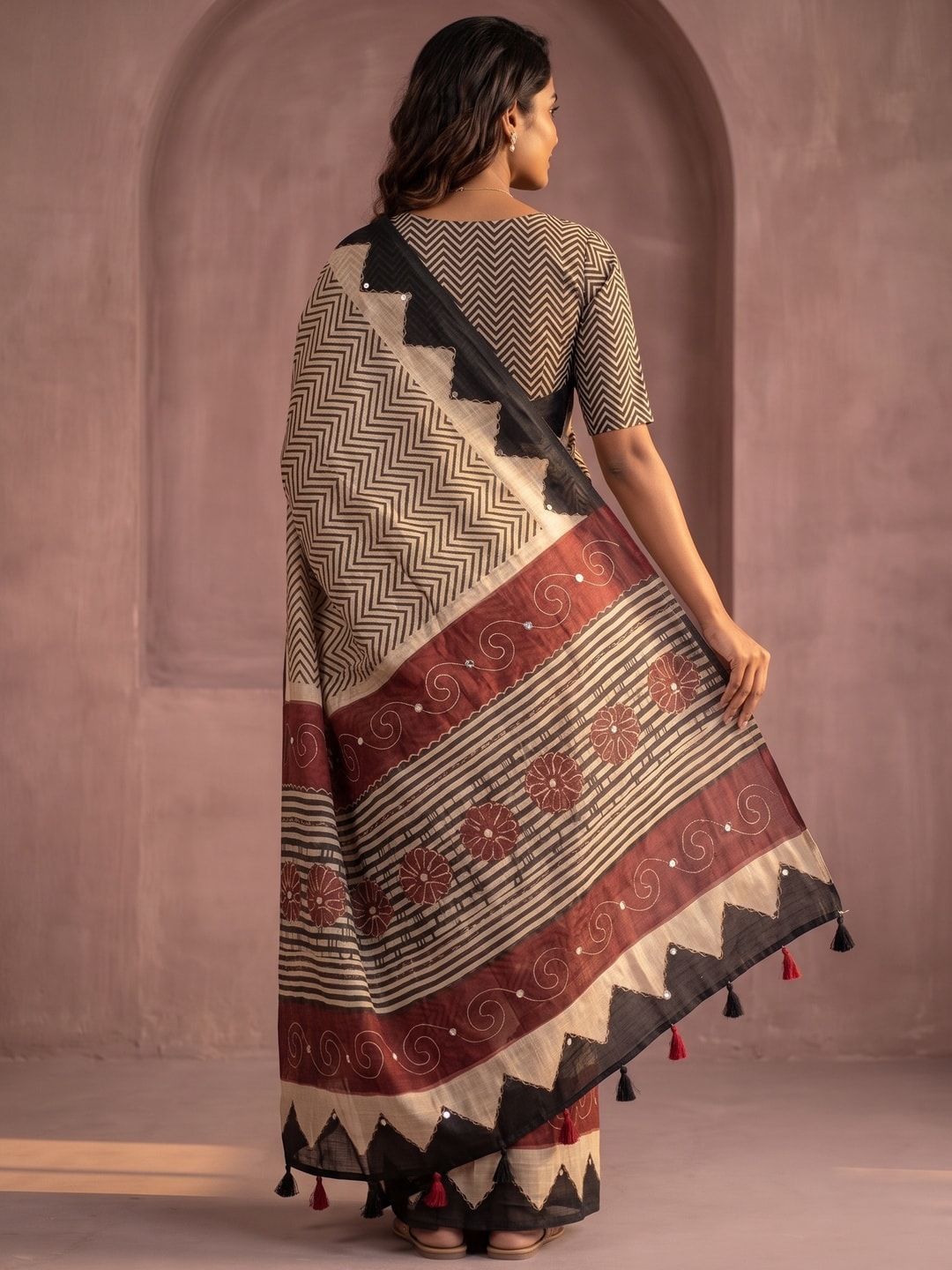 Peachmode Maroon Linen Saree With Digital Zigzag Print And Zari Outline Work - Image 2