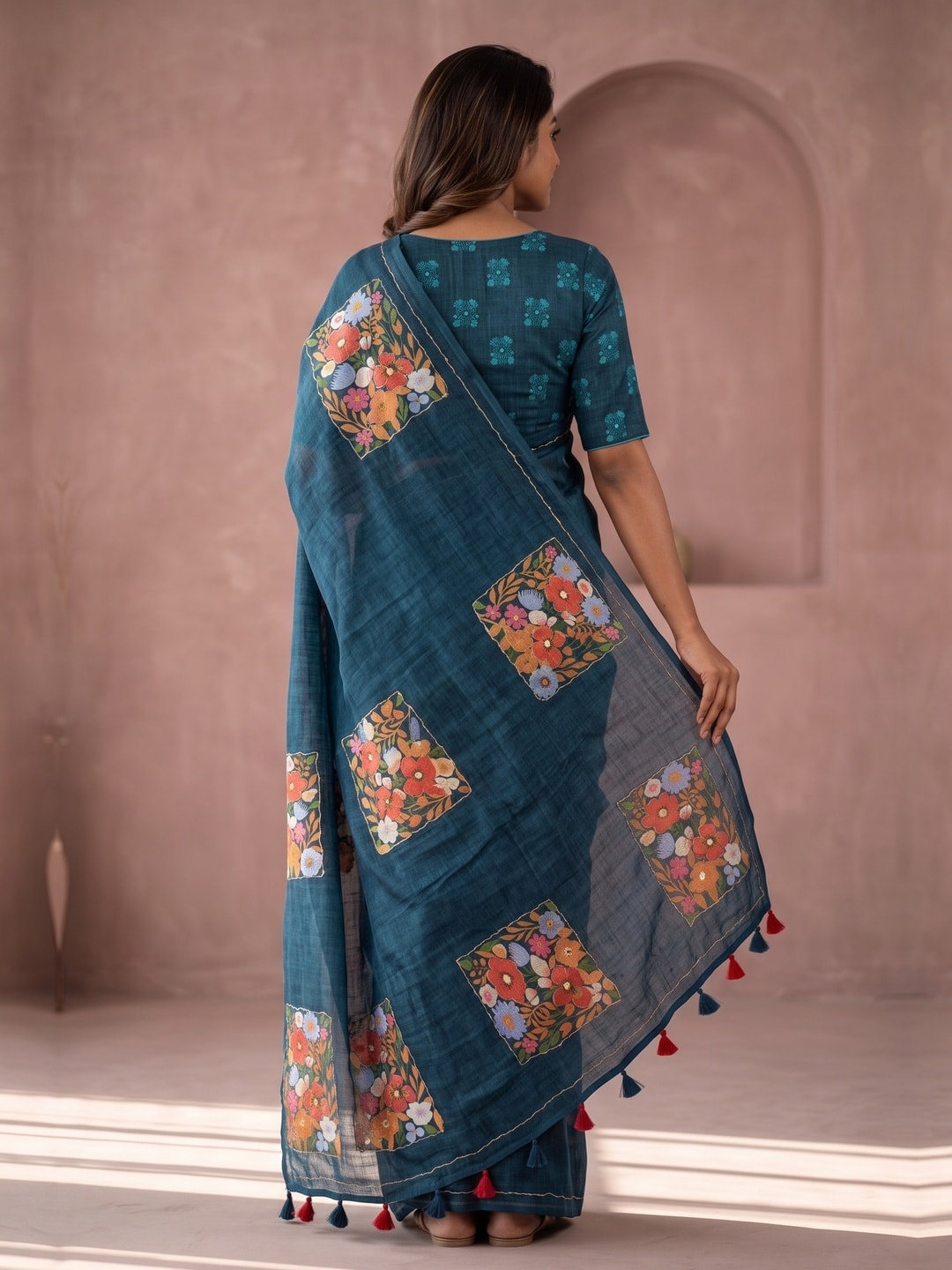 Peachmode Teal Linen Saree With Digital Floral Print And Zari Outline Work - Image 2
