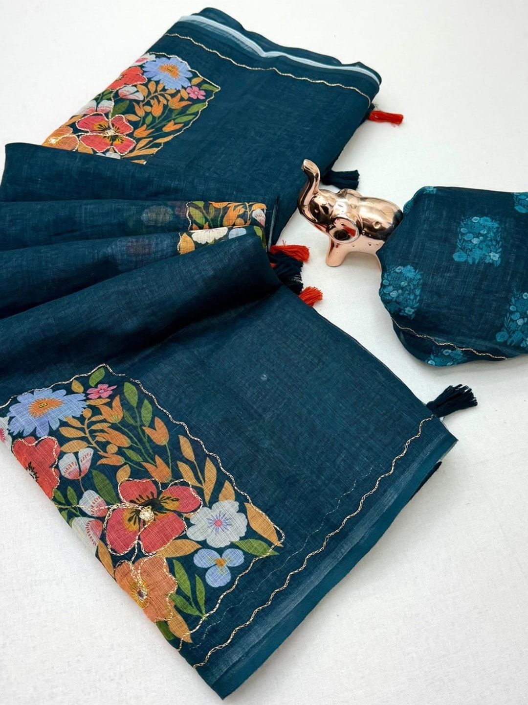 Peachmode Teal Linen Saree With Digital Floral Print And Zari Outline Work - Image 4