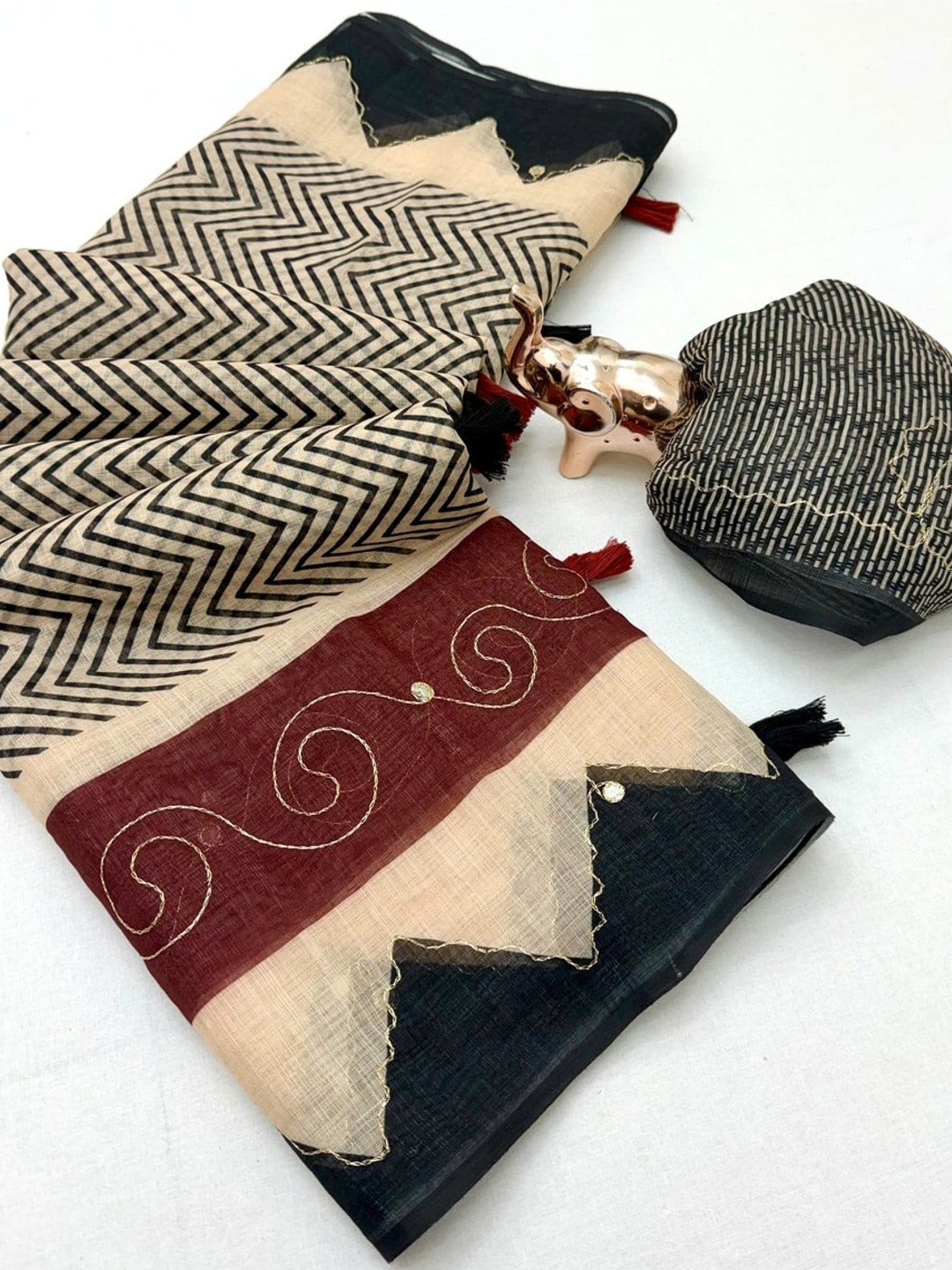 Peachmode Maroon Linen Saree With Digital Zigzag Print And Zari Outline Work - Image 5