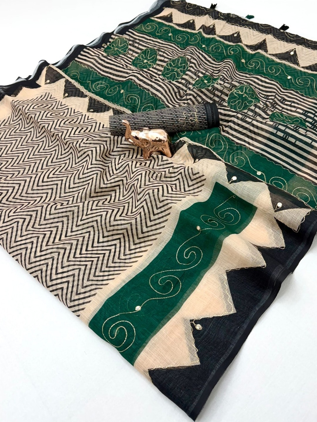 Peachmode Green Linen Saree With Digital Zigzag Print And Zari Outline Work - Image 4