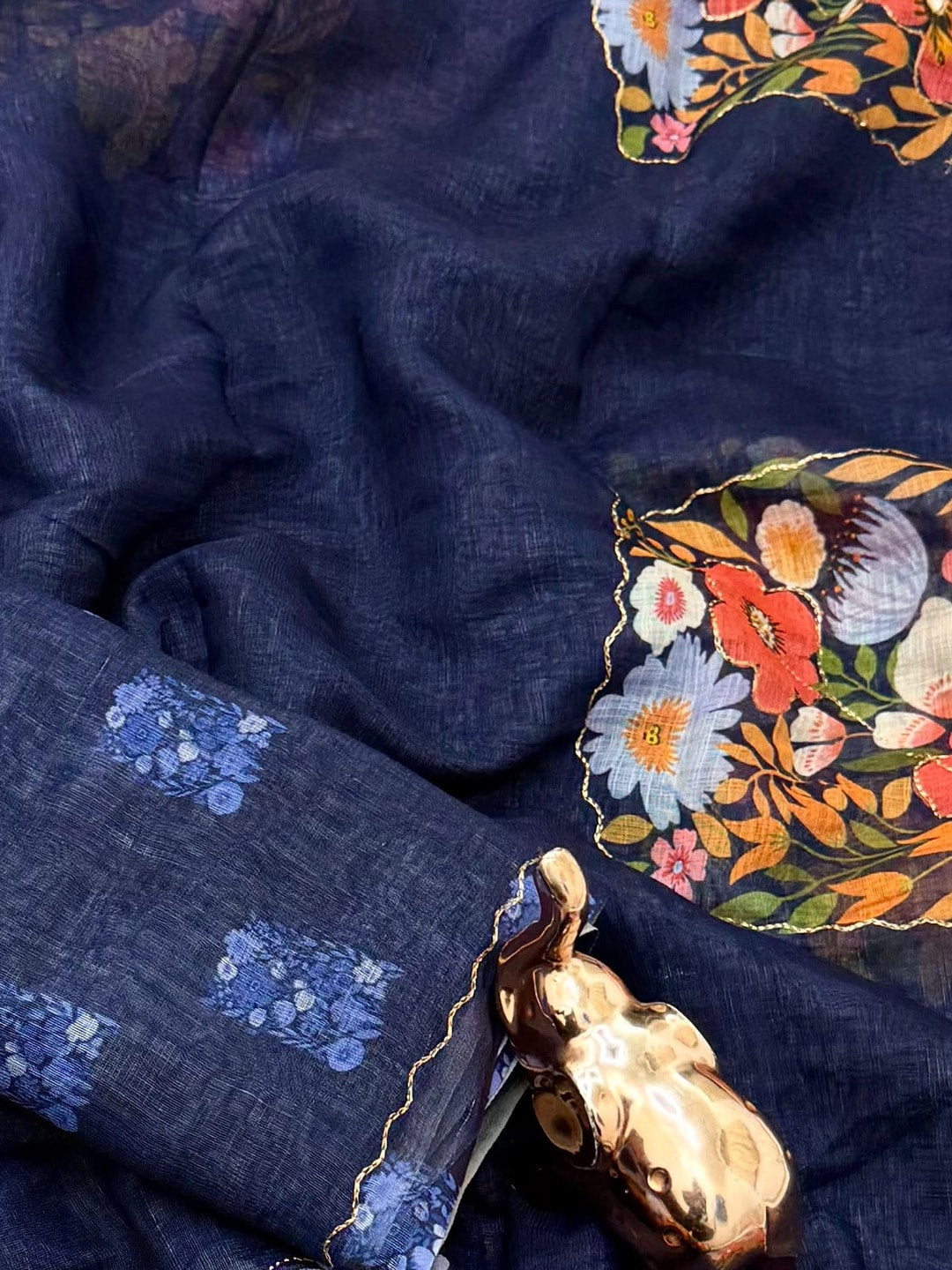 Peachmode Navy Blue Linen Saree With Digital Floral Print And Zari Outline Work - Image 5