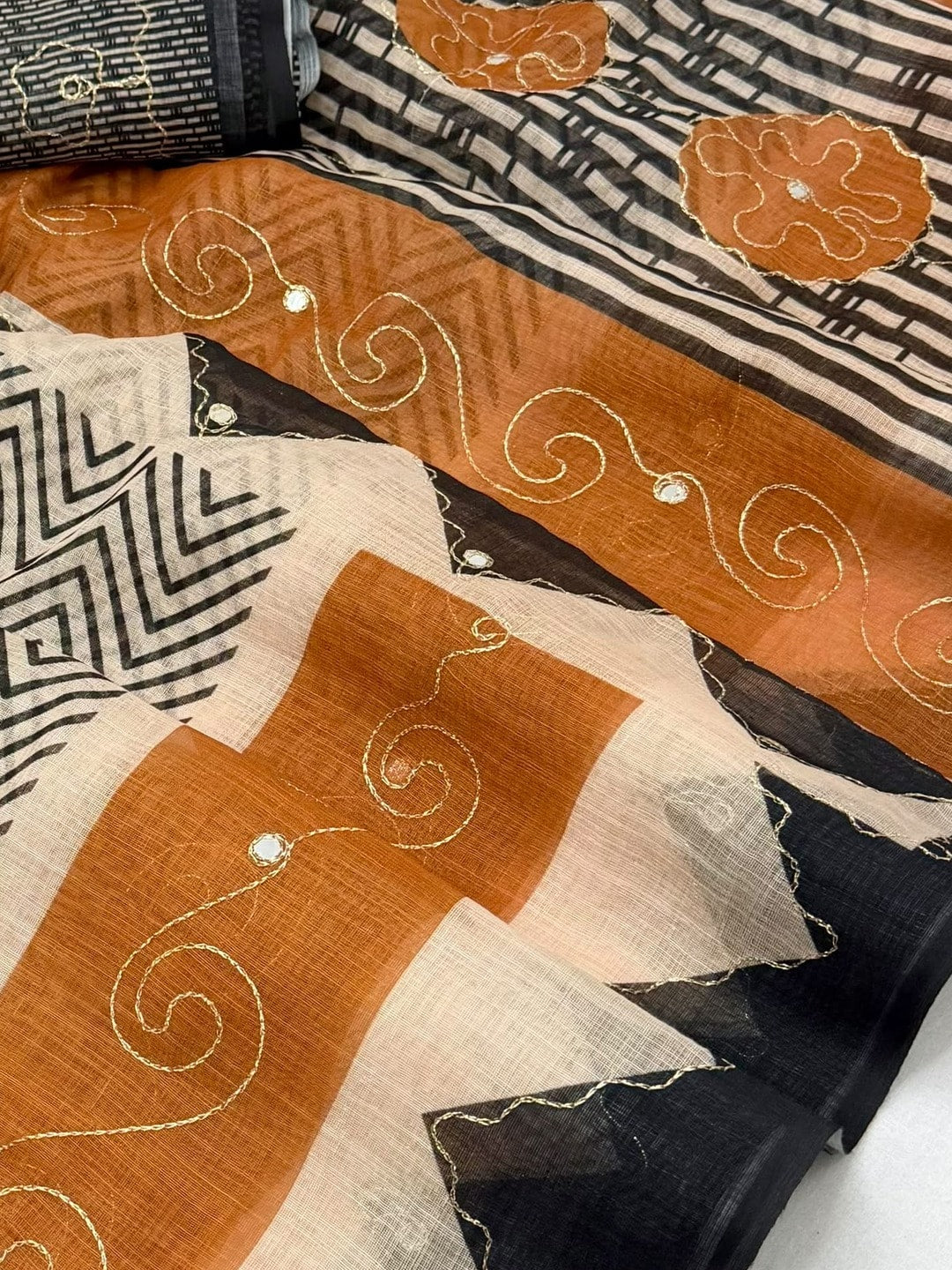 Peachmode Mustard Linen Saree With Digital Zigzag Print And Zari Outline Work - Image 3