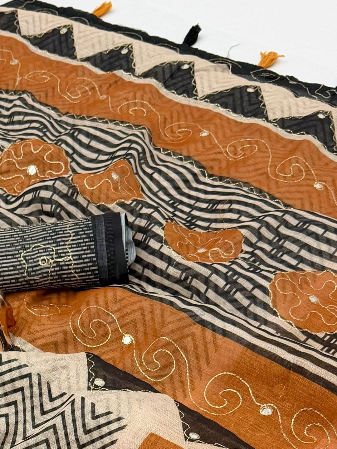 Peachmode Mustard Linen Saree With Digital Zigzag Print And Zari Outline Work - Image 5