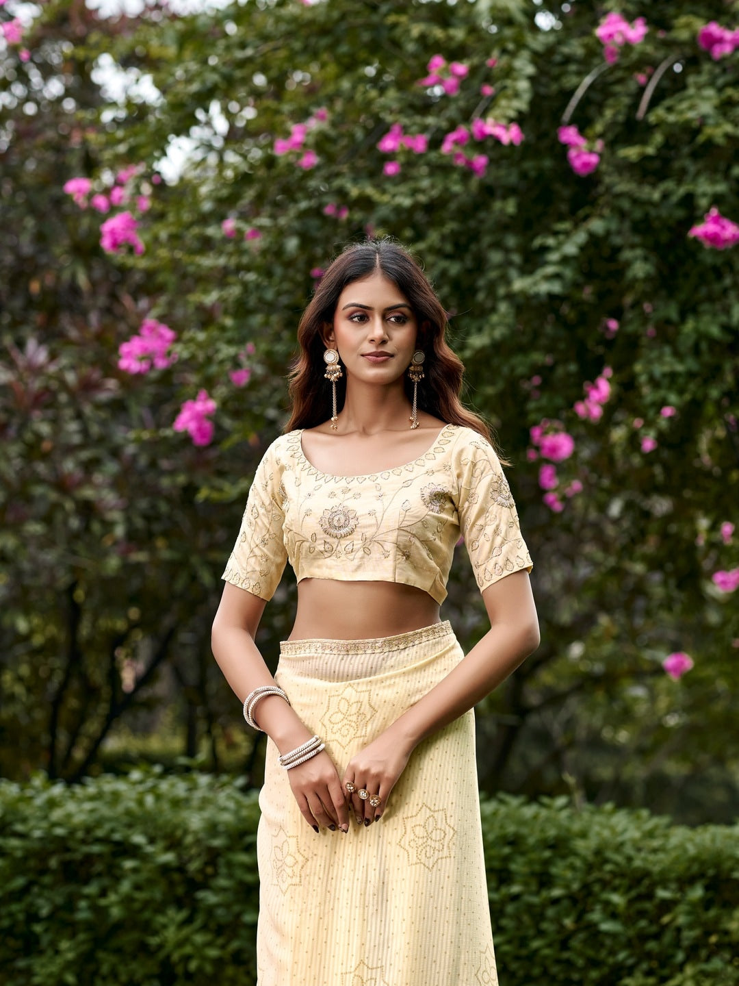 Peachmode Cream Bandhani Printed Georgette Saree With Embroidered Border - Image 3