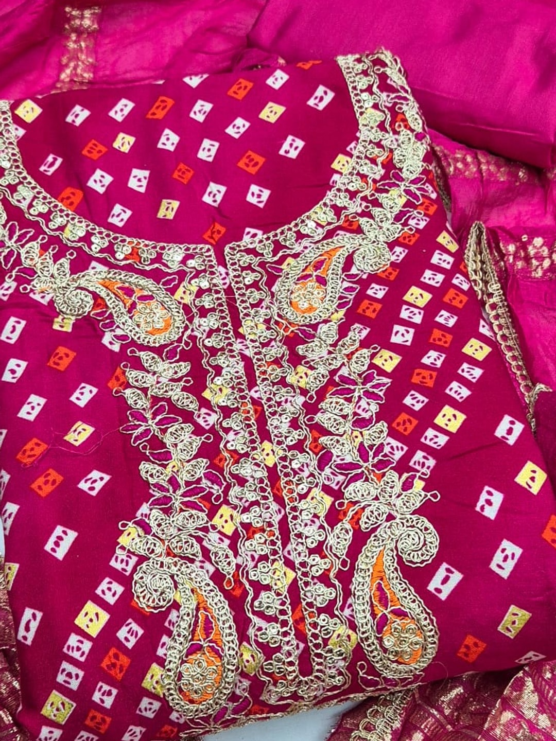 Peachmode Rani Pink Rayon Bandhani Print Unstitched Dress Material With Zari Neck Embroidery - Image 5