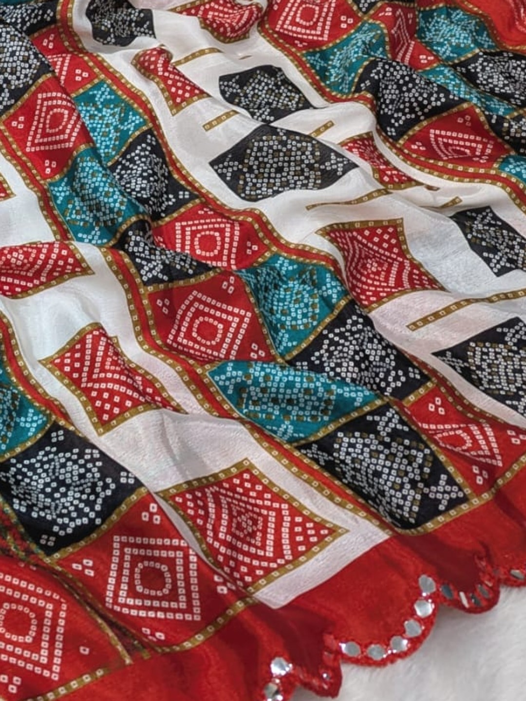 Peachmode White Turki Silk Saree With Bandhani Patchwork And Mirror Work Border - Image 4