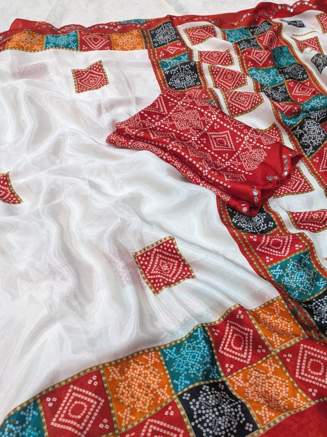 Peachmode White Turki Silk Saree With Bandhani Patchwork And Mirror Work Border - Image 5