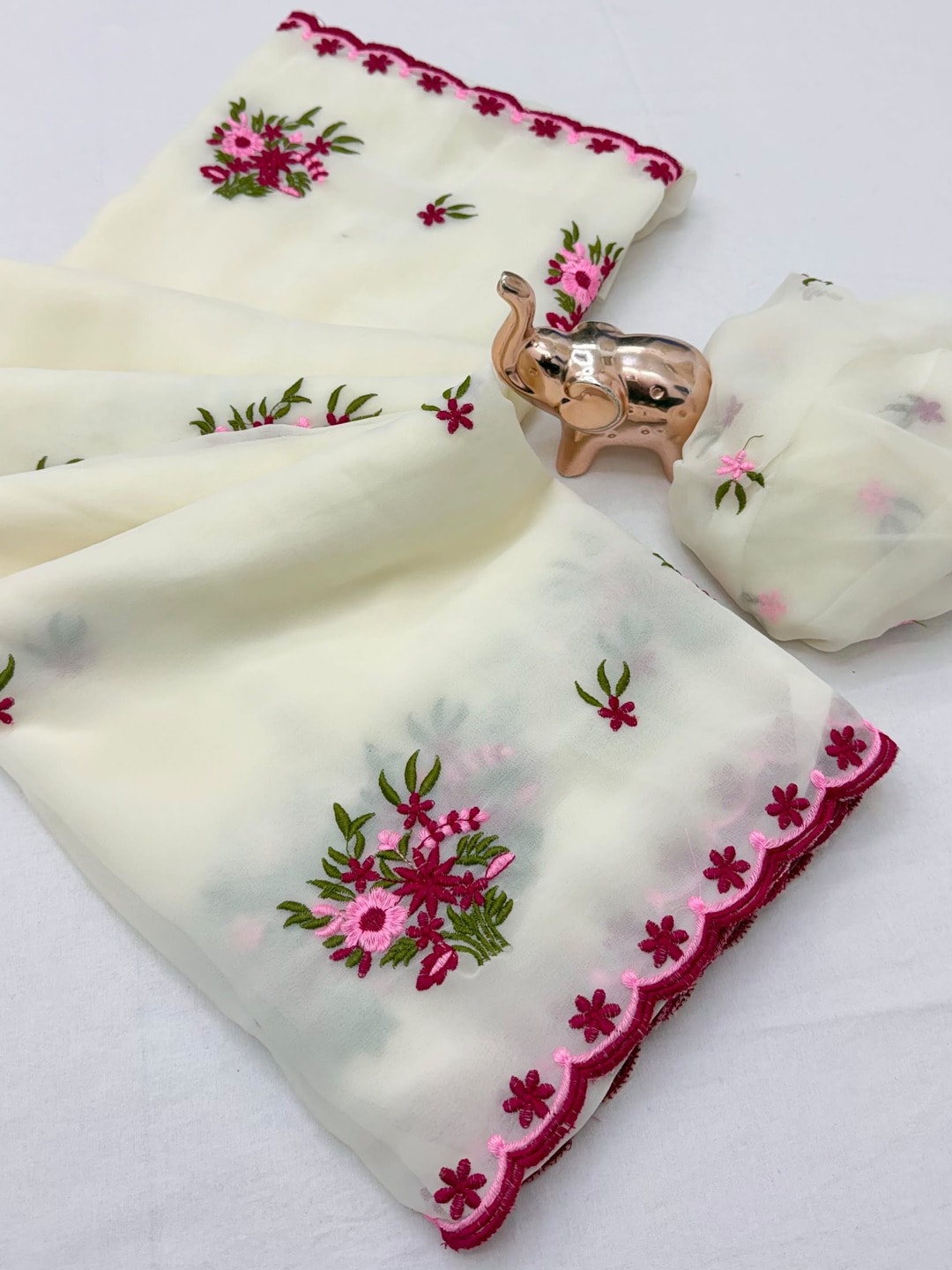 Peachmode Off White Star Georgette Saree With Multi Thread Floral Work And Cut Border - Image 4