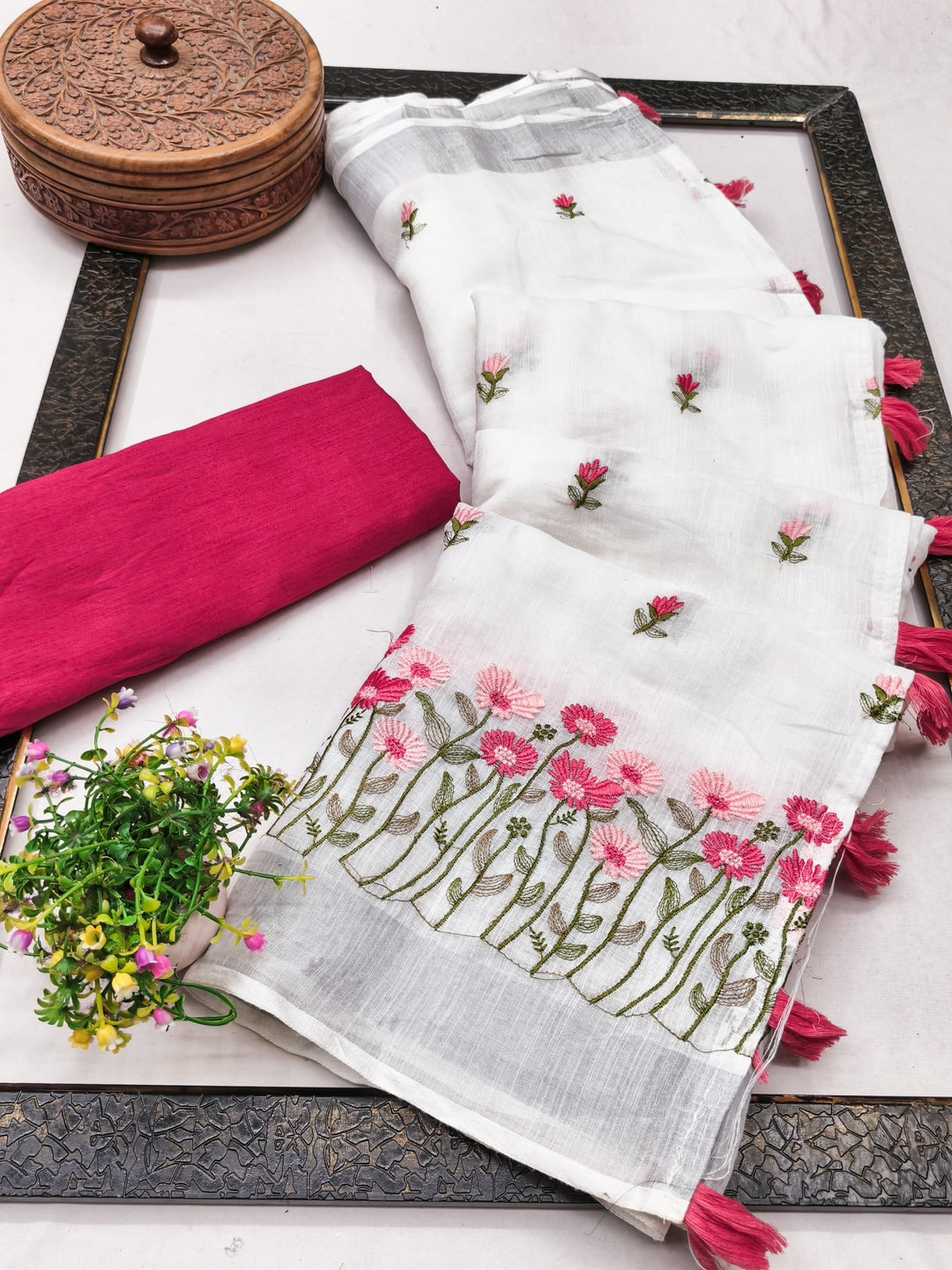 Peachmode White Floral Embroidered Linen Saree - Image 4