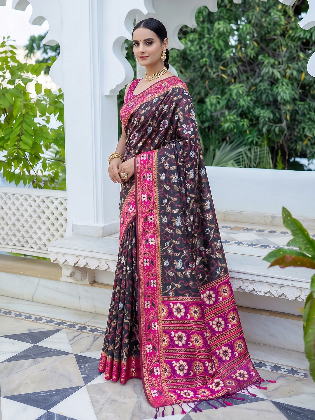 Peachmode Black Woven Border Silk Saree With Heavy Pallu - Image 3