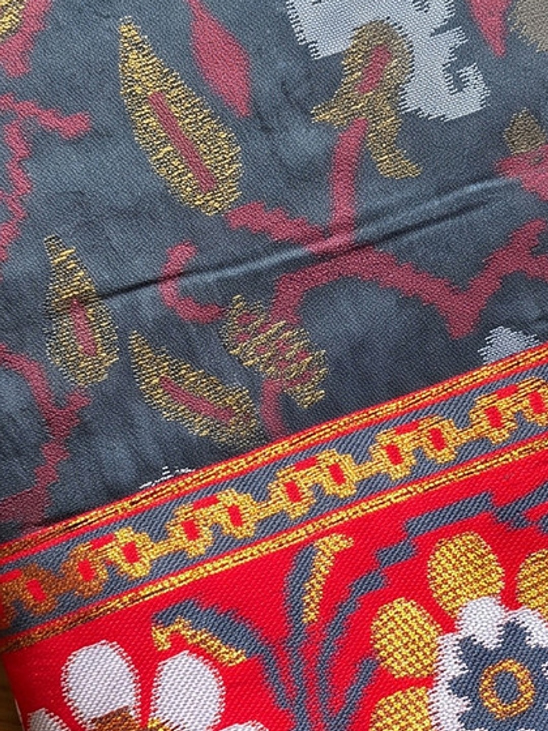 Peachmode Grey Woven Border Silk Saree With Heavy Pallu - Image 4