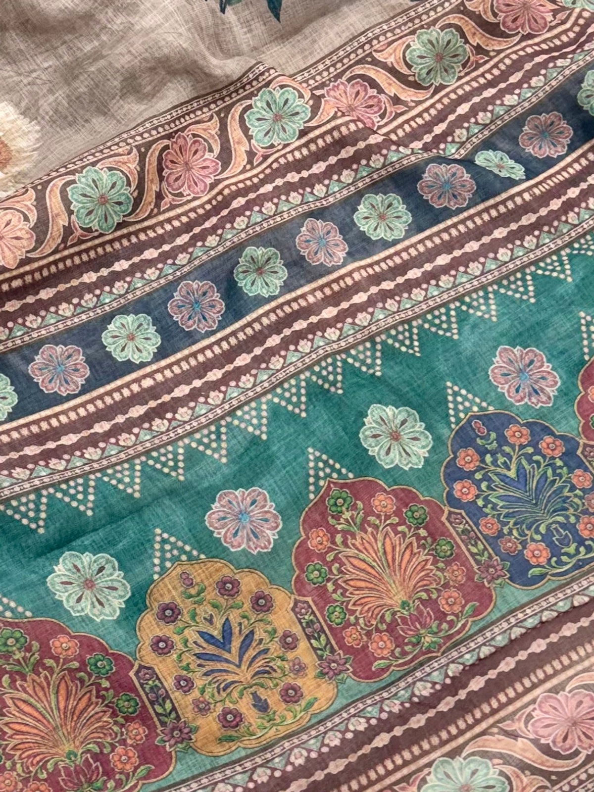 Peachmode Taupe Digital Printed Linen Saree - Image 5