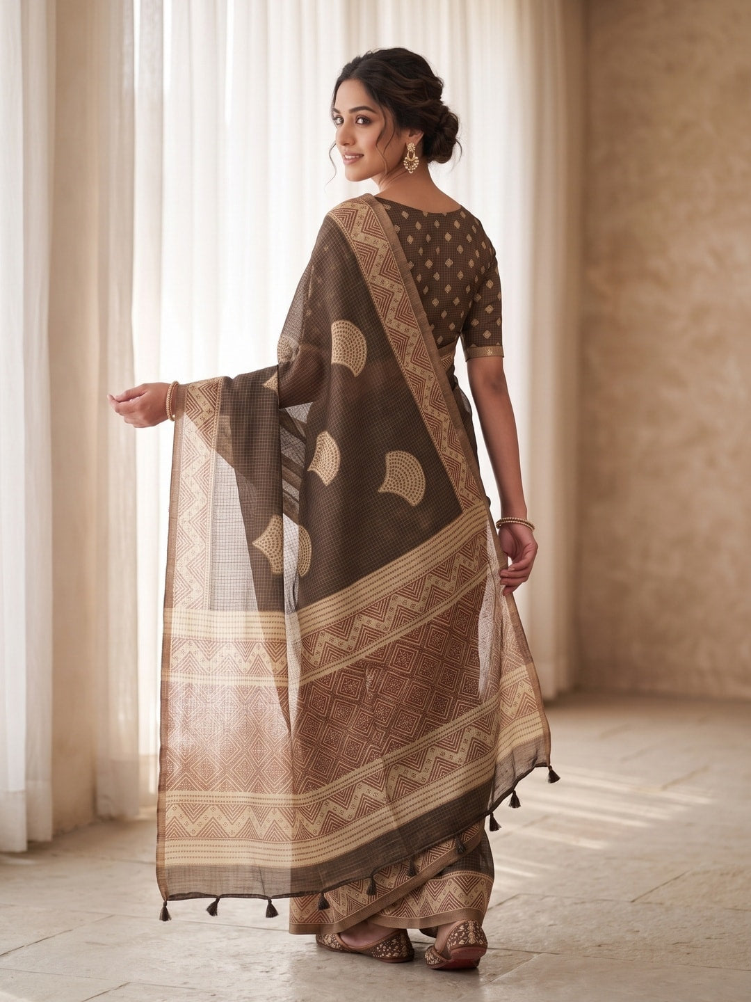 Peachmode Coffee Brown Kota Doria Digital Print Zari Check Cotton Saree With Leaf Motifs - Image 4